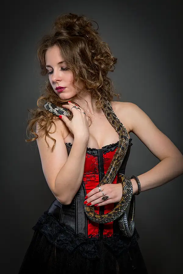 Model beim Posing während des Schlangen Shooting im Studio