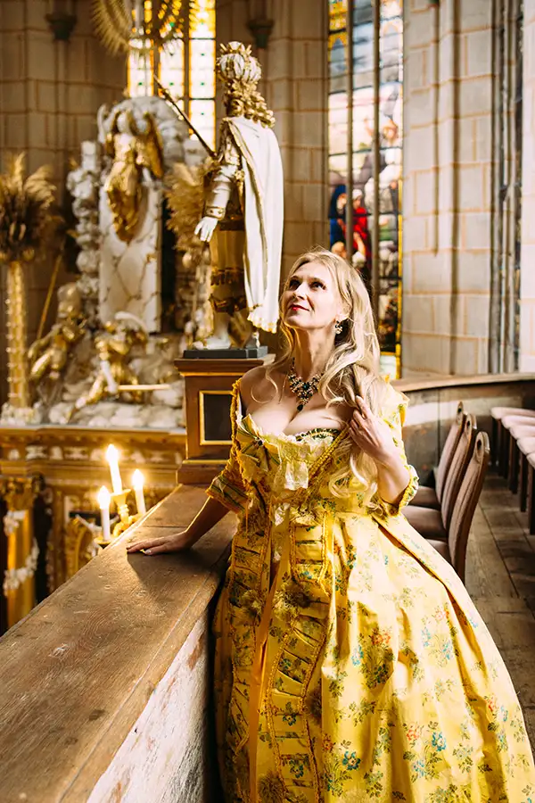 Ein Model im prachtvollen Barockkleid in der Schloss Kirche in Altenburg